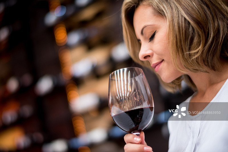 在酒窖品尝葡萄酒的女人图片素材