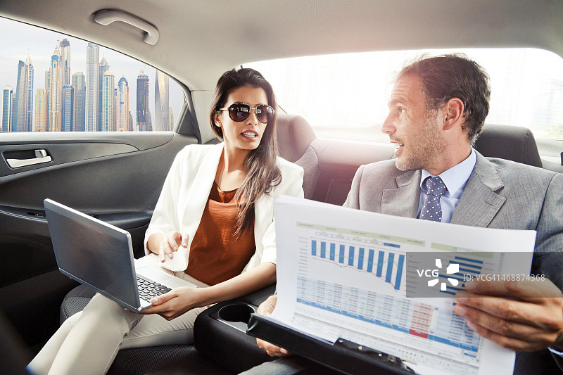在迪拜汽车里工作的商务人士图片素材
