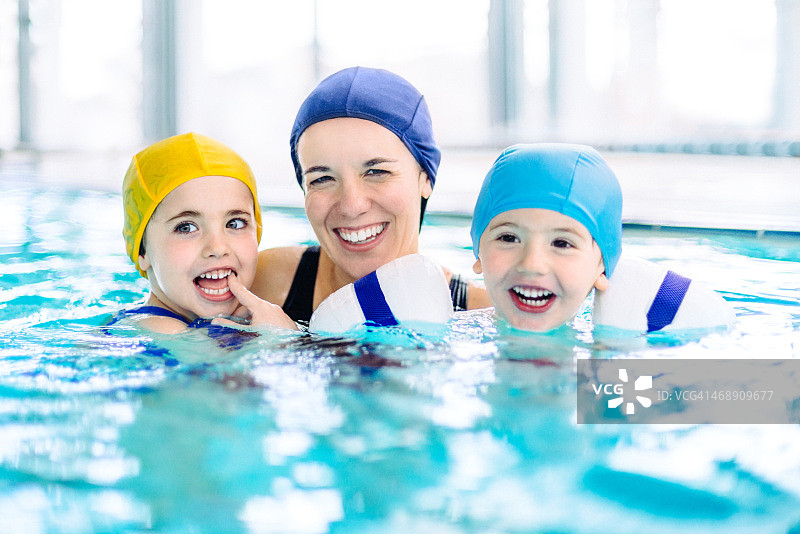 在游泳池里的家庭图片素材