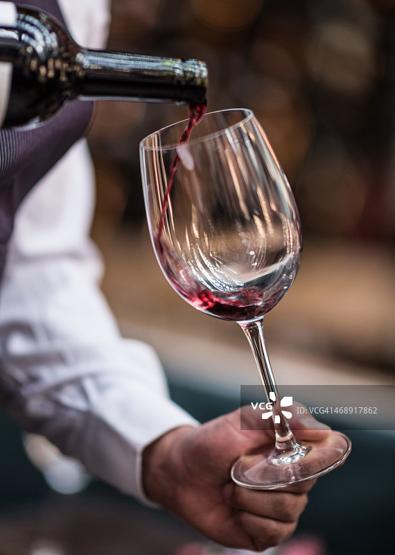 在品酒会上倒酒图片素材