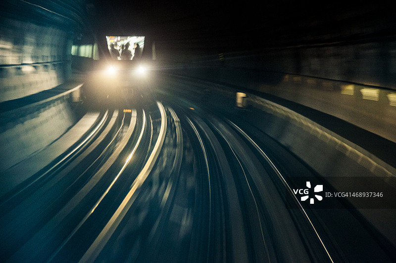迪拜地铁列车在隧道中快速行驶图片素材