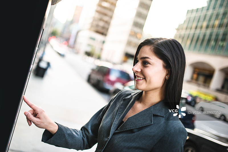 商务女性在机器上支付停车费图片素材