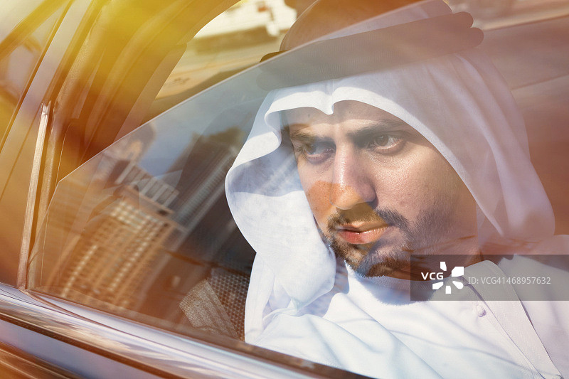 身着传统服饰的阿拉伯商人在车内图片素材