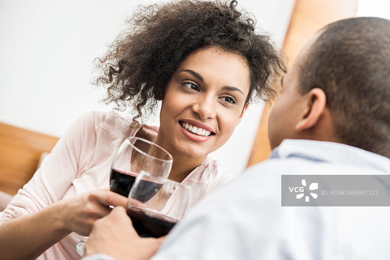 非裔美国夫妇敬酒图片素材