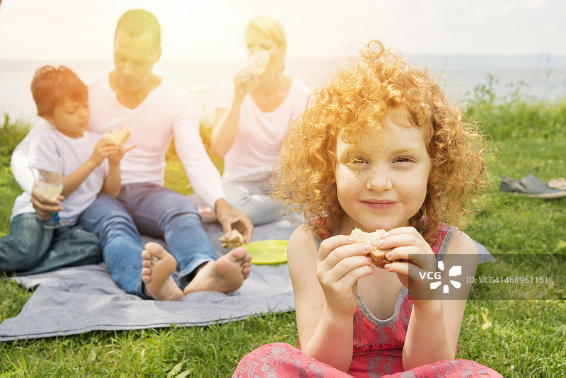 带孩子约会，重组家庭在河边野餐图片素材