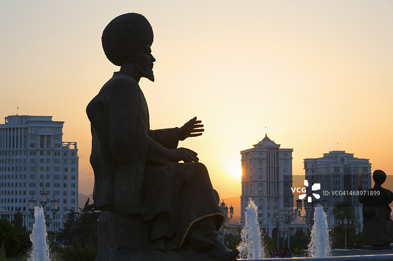 独立公园日落时分的雕像轮廓图片素材