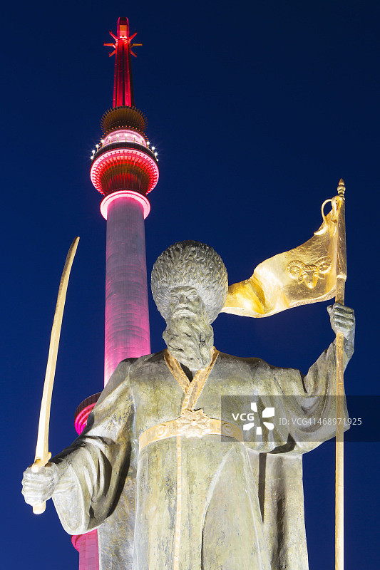 黄昏时独立纪念碑前的雕像图片素材