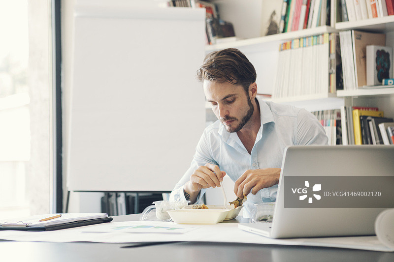 在办公室午休的商人图片素材