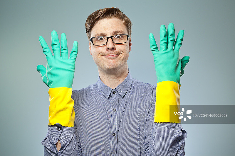 戴橡胶清洁手套的书呆子男生图片素材