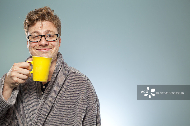 面带微笑，看起来聪明的成熟男人在喝咖啡图片素材