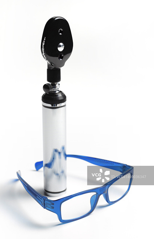 配镜师的检眼镜和眼镜图片素材