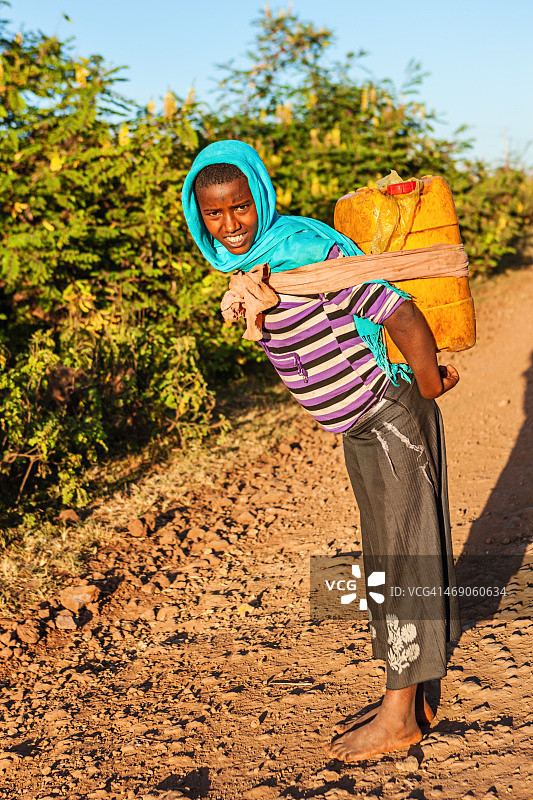 埃塞俄比亚非洲女孩从河里挑水图片素材