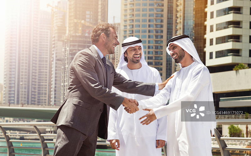 在迪拜达成协议的商人图片素材