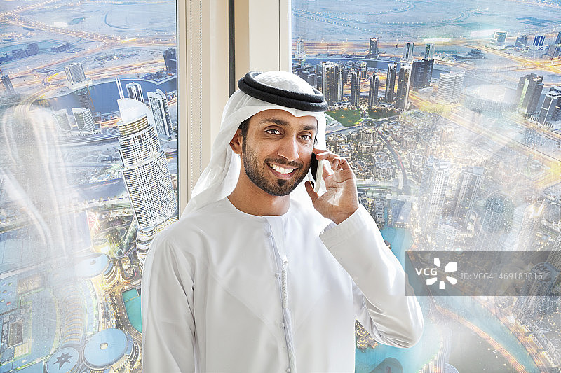 接听手机的阿拉伯商人图片素材