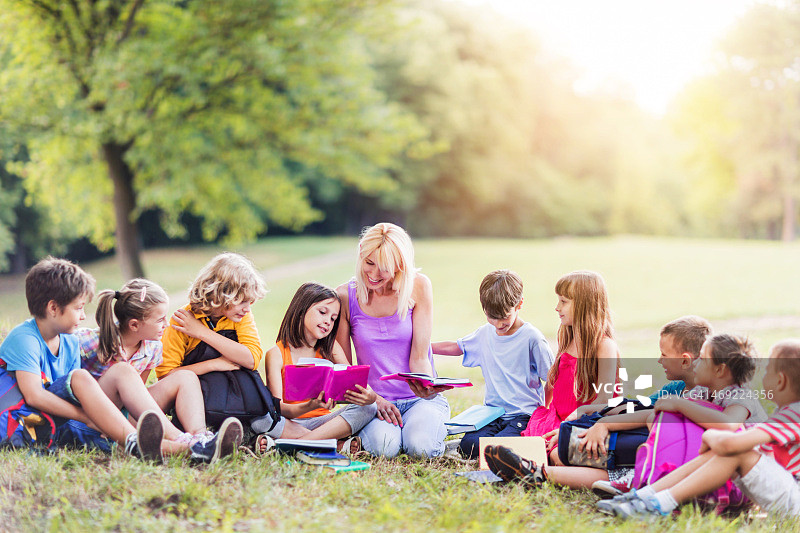 一群学生在公园里上课图片素材