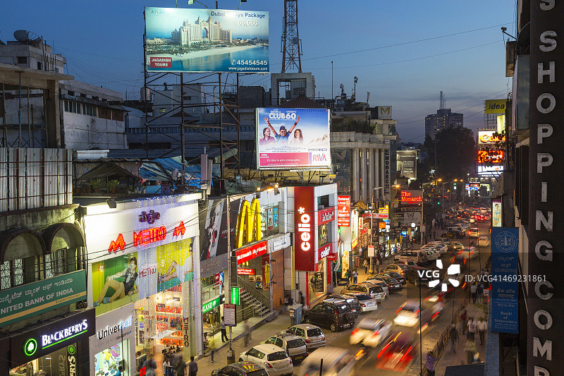 班加罗尔傍晚的布里加德路商店街景图片素材