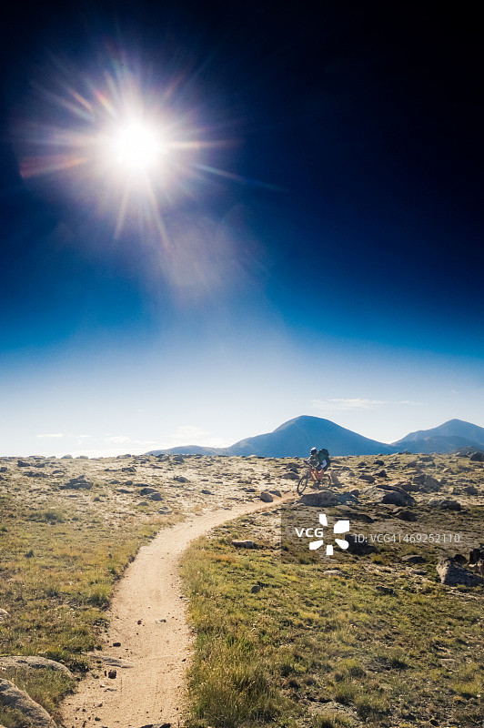 阳光下的山地自行车运动图片素材