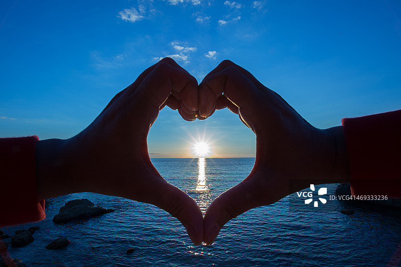 用手势比出的心形图片素材