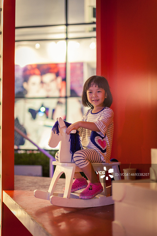 骑摇摇木马的小女孩图片素材