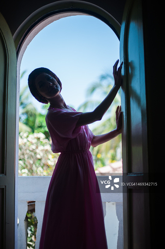 门口的女人图片素材