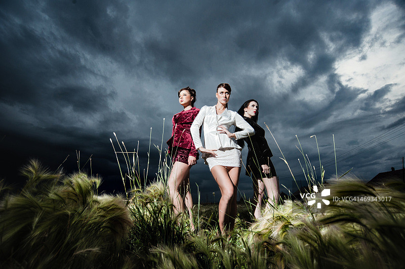 田野里的年轻女子图片素材