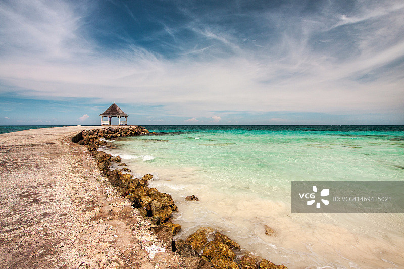 特里洛尼银沙的远处凉亭图片素材