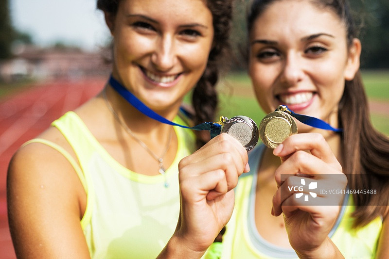 运动员展示奖牌图片素材