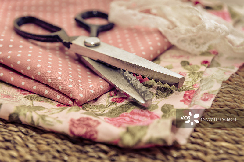 织物和裁剪锯齿剪刀图片素材