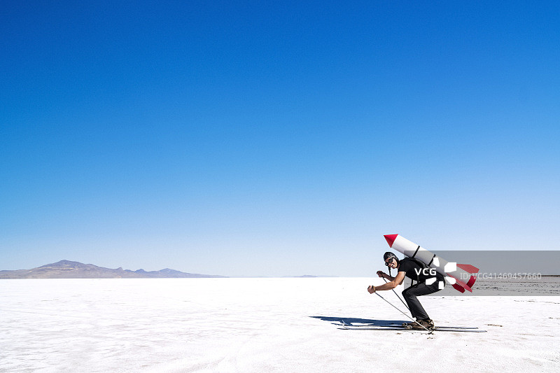 滑雪者背着火箭在沙漠中图片素材