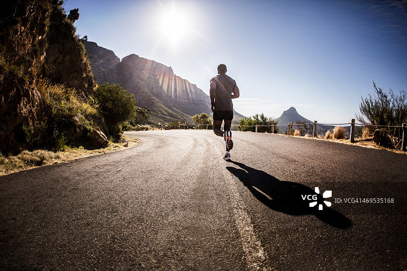 运动员在户外跑步锻炼图片素材