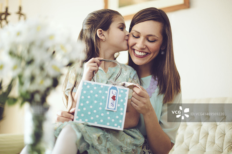 快乐的母亲和女儿合影图片素材