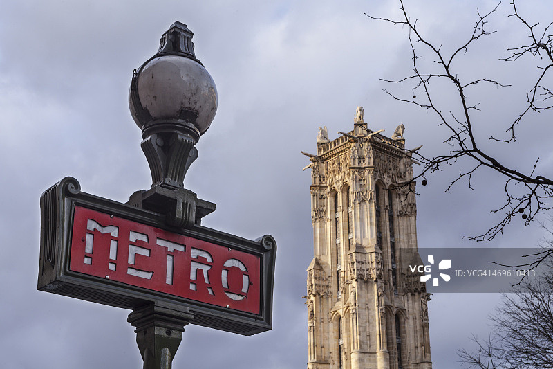 巴黎地铁标志和圣雅克塔图片素材