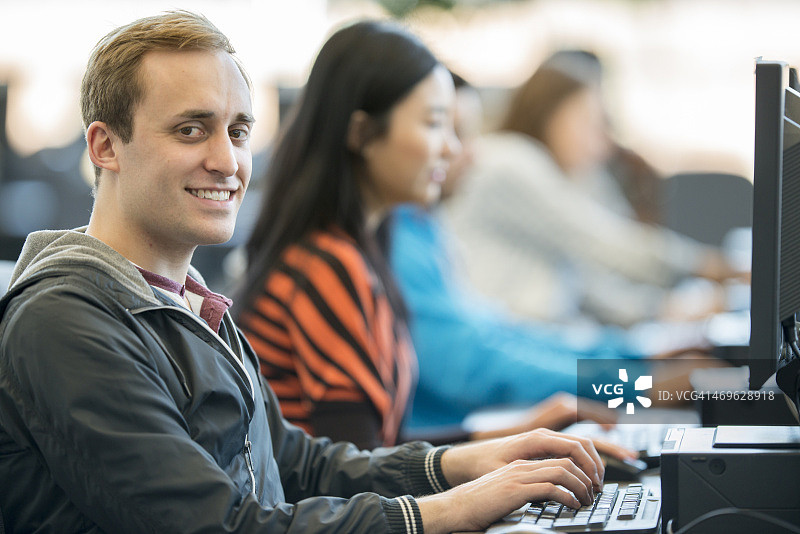 计算机实验室里的大学生图片素材