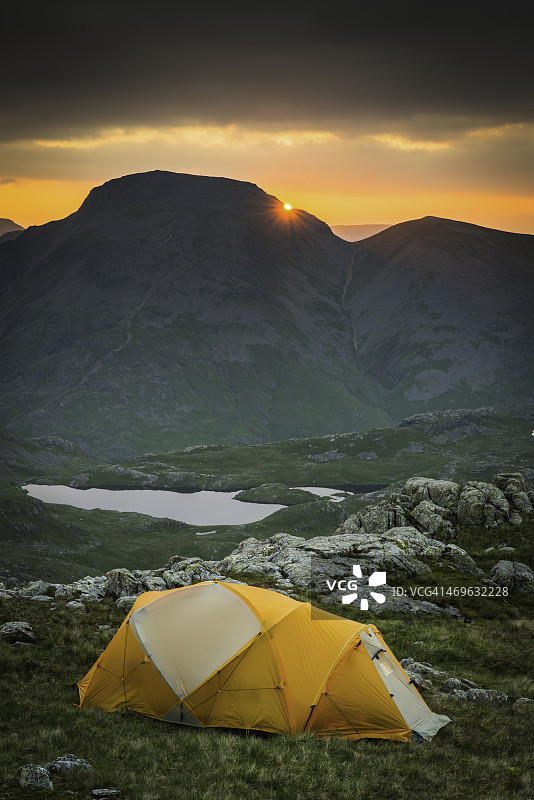 日落时分湖区山顶上的圆顶帐篷图片素材