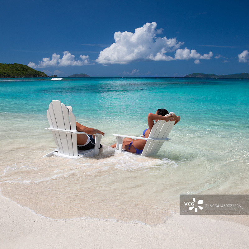 在加勒比海度蜜月的新婚夫妇图片素材