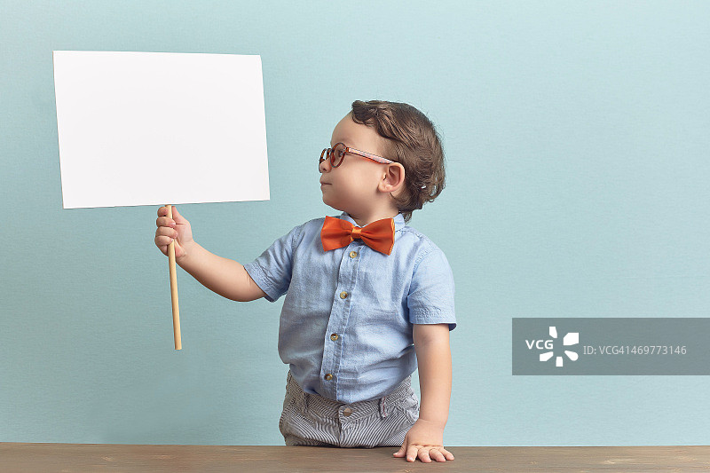 快乐的小男孩举着banner图片素材