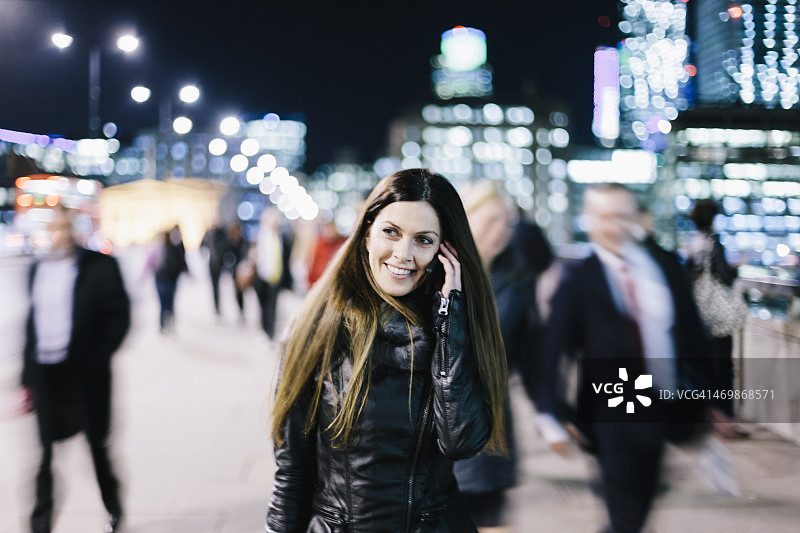 打电话时微笑图片素材