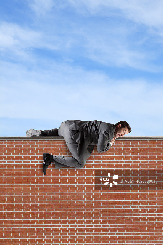 攀爬过墙图片素材