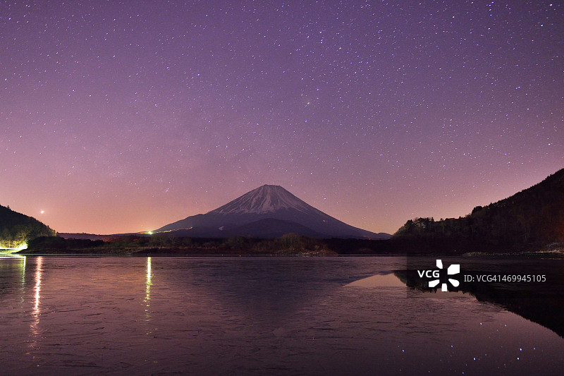 精进湖的璀璨星空图片素材