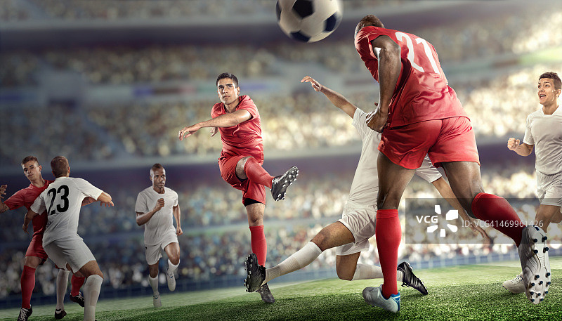 在体育场踢球的足球运动员图片素材