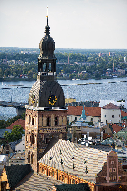 道加瓦河畔的里加主教座堂和城堡图片素材
