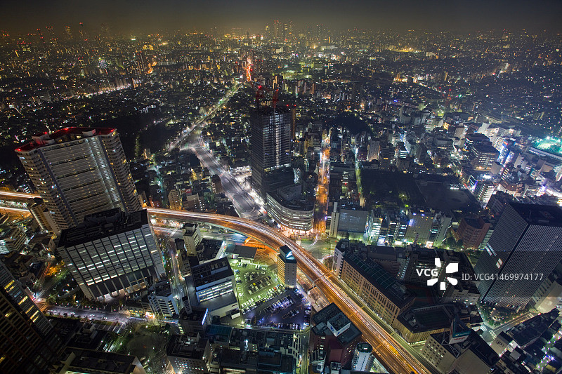 东京夜景：高速公路与摩天大楼图片素材