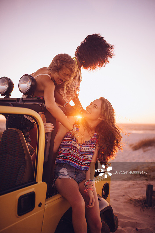 朋友们在日落时分公路旅行图片素材