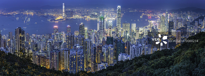 香港夜景：海港与摩天大楼全景图片素材
