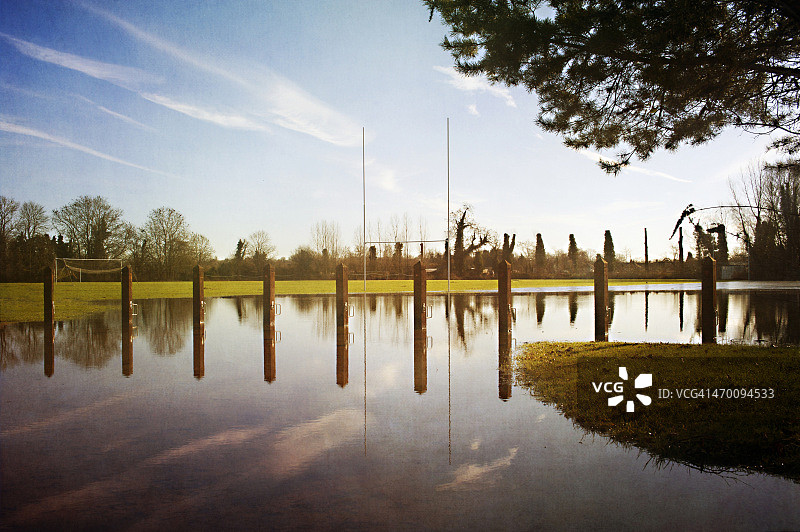 被淹运动场中橄榄球门柱的倒影图片素材