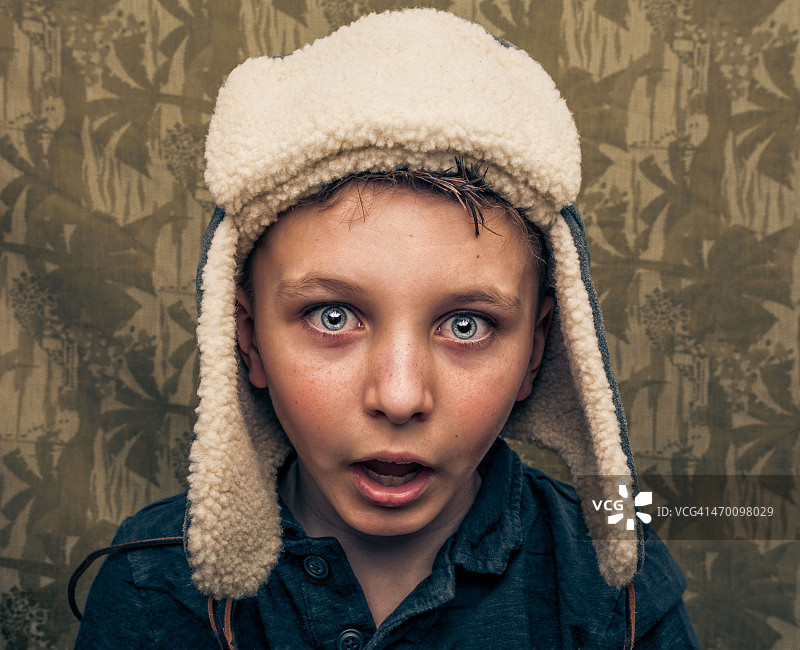戴冬季帽子的男孩图片素材