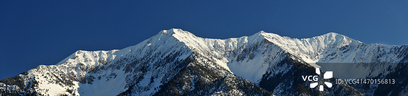 尼波山十二月雪景全景图片素材