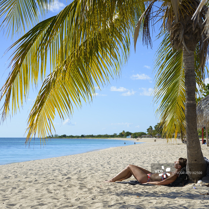 在古巴安孔海滩享受日光浴的女人图片素材