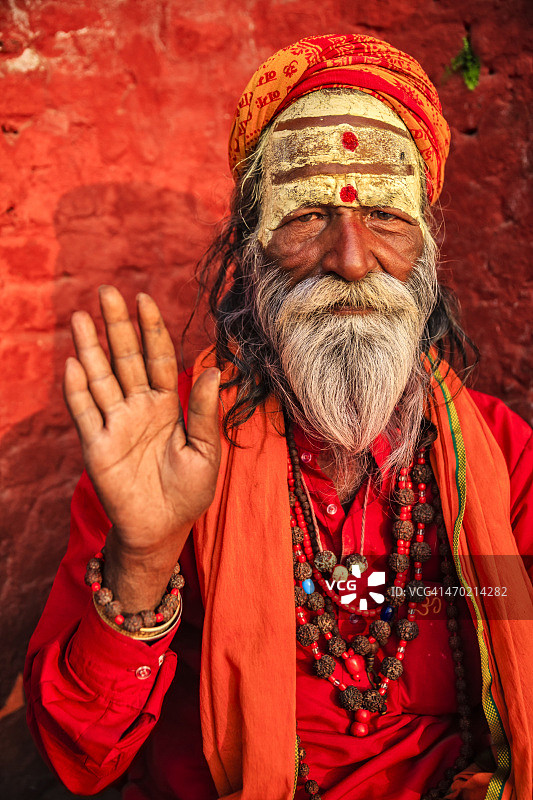 印度圣人在寺庙打坐图片素材