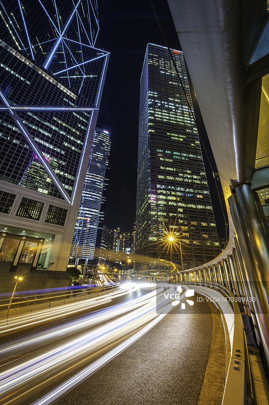 香港未来霓虹夜景摩天大楼车流图片素材